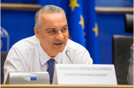 Η Επιτροπή καλεί την Αλβανία να προσηλωθεί στις ευρωπαϊκές αρχές και αξίες, να προάγει τις σχέσεις καλής γειτονίας και να προωθήσει ένα κλίμα αμοιβαίας εμπιστοσύνης