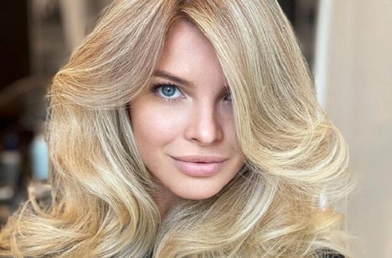 γυναίκα με ξανθά μαλλιά