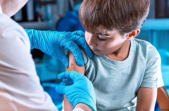 Υπερδιπλάσιος ο κίνδυνος νοσηλείας για τα ανεμβολίαστα παιδιά 