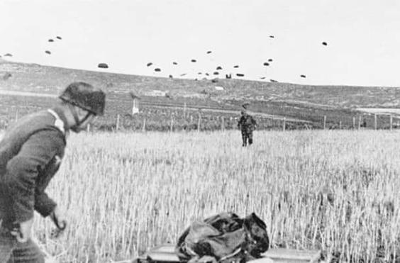 Σαν σήμερα, το 1941 ξεκίνησε η Μάχη της Κρήτης, όταν επίλεκτοι Γερρμανοί αλεξιπτωτιστές εισέβαλαν από αέρος στο νησί.