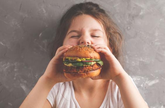 Ποιες είναι οι πιο επικίνδυνες τροφές για τα παιδιά 