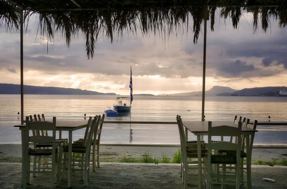 καιρός θάλασσα ταβέρνα σύννεφα