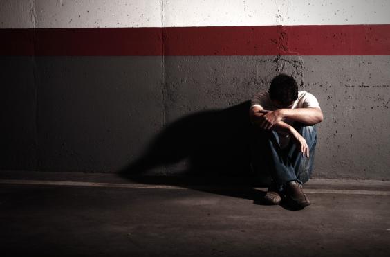 νεαρός σε απόγνωση