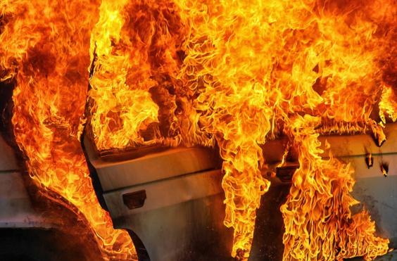 φωτια σε αυτοκίνητο