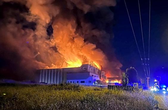 εργοστάσιο φωτιά