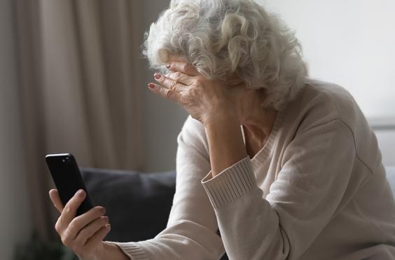 γυναίκα - απόγνωση - τηλεφωνική απάτη