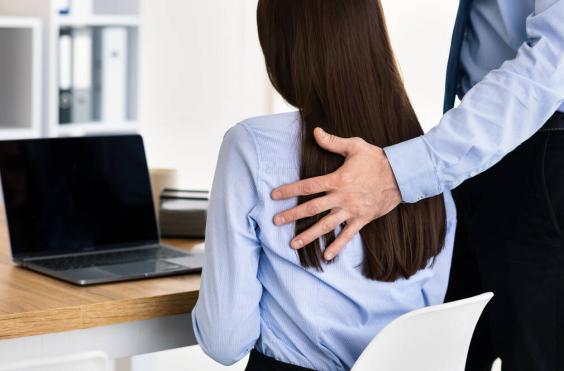 σεξουαλική παρενόχληση (φωτογραφία από create.vista.com)