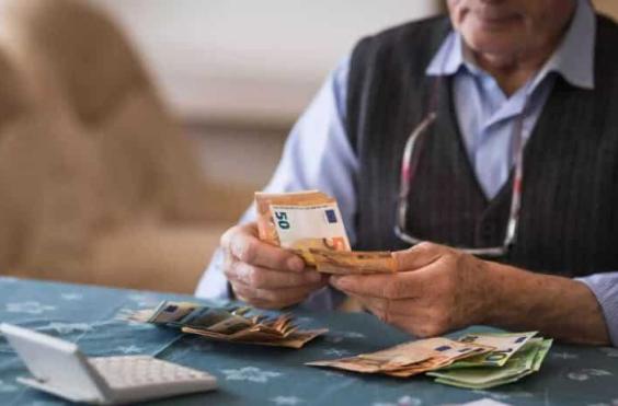 συνταξιούχοι - χρήματα