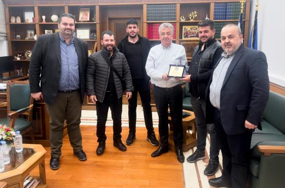 περιφερειαρχης με ιππικο ομιλο