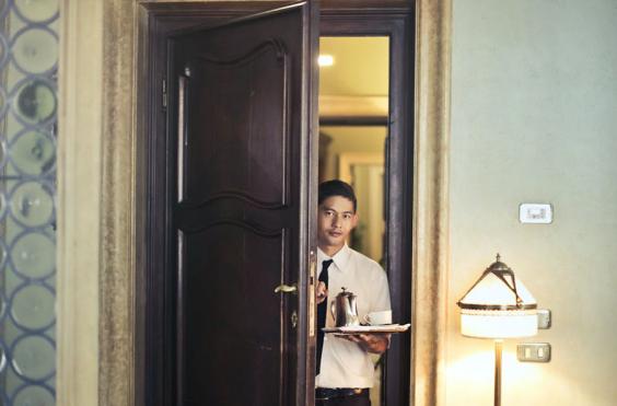 εργαζομενος ξενοδοχειο