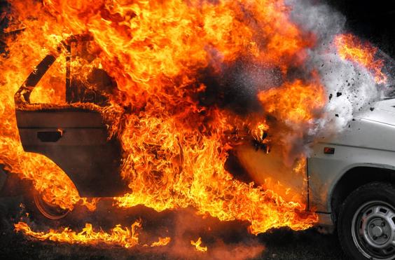 φωτια σε αυτοκίνητο (φωτογραφία από create.vista.com)