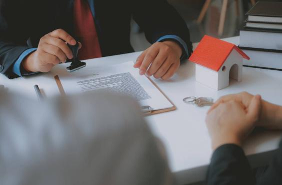 αγορά ακινήτων (φωτογραφία από create.vista.com)