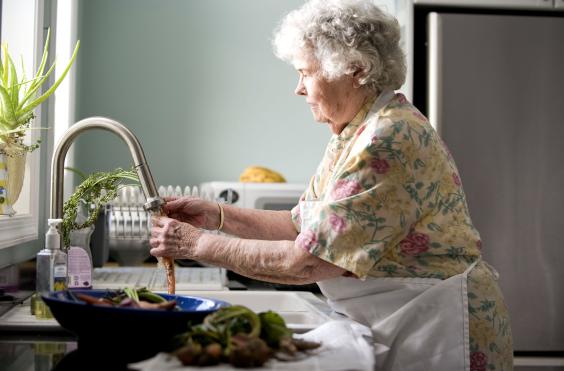 ηλικιωμένη μαγείρεμα