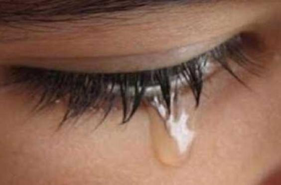 κοριτσακι κλαιει