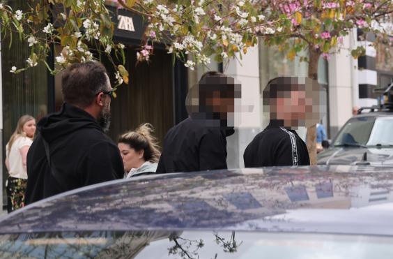 νεαροι επεισοδιο μπαρ ανακριτρια