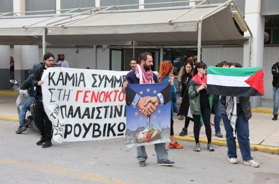 Συγκέντρωση στο αεροδρόμιο Ηρακλείου για τους 175 ακτιβιστές