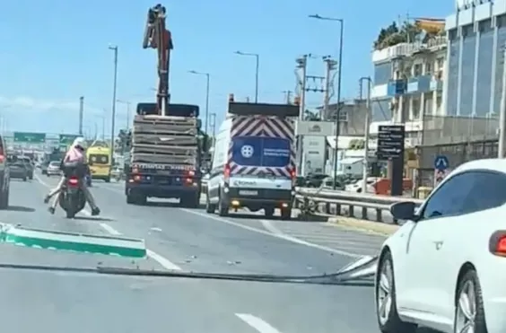  Γερανός ξήλωσε πινακίδα 