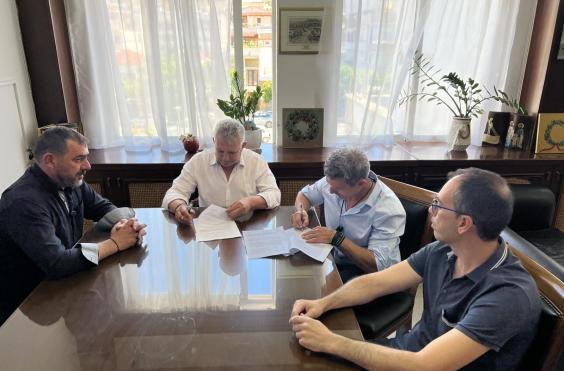 Υπογράφηκε η σύμβαση για την υπογειοποίηση των εναέριων δικτύων ηλεκτρικής ενέργειας στο κέντρο των Μοιρών