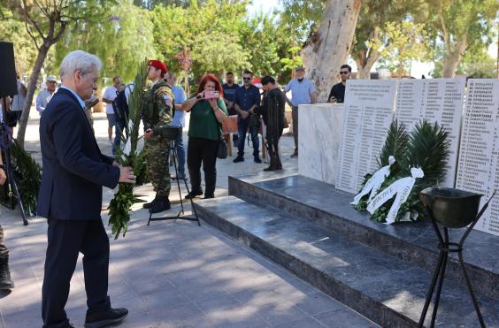 Ο Δήμαρχος Ηρακλείου στην τελετή τιμής και μνήμης για τους ομήρους της στοάς Μακάσι
