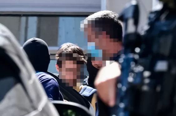 Οι συλληφθέντες κατηγορούμενοι για την εμπρηστική επίθεση 