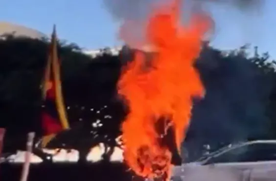 άνδρας, αυτοπυρπολισμός