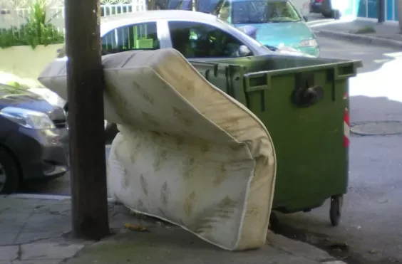 στρωμα στα σκουπιδια