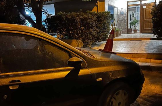 εγκαταλελειμμένο αυτοκίνητο 
