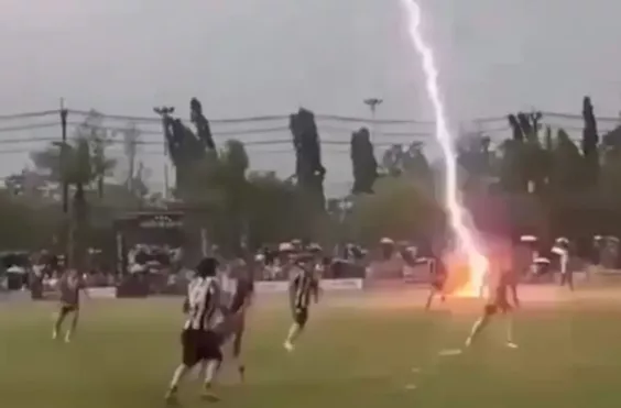 ΚΕΡΑΥΝΟΣ ΣΚΟΤΩΝΕΙ ΠΟΔΟΣΦΑΙΡΙΣΤΗ