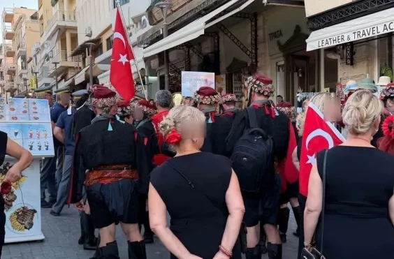 τουρκικές σημαίες 25ης αυγούστου