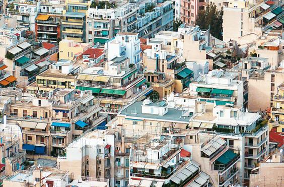 Το μισό της αξίας τους έχασαν τα ακίνητα από το 2008