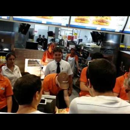 Και σερβιτόρος ο Γκατούζο(video)