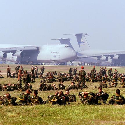 Το Πεντάγωνο κλείνει βάσεις στην Ευρώπη και αναδιατάσσει δυνάμεις