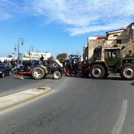 Να «μαυρίσουν»  τα κόμματα της συγκυβέρνησης καλεί τους αγρότες η ΟΑΣΝΗ