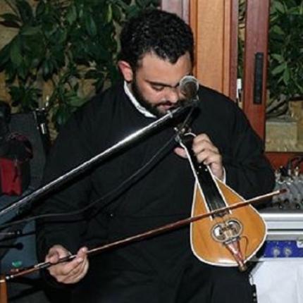 Κρητικός ιερέας παραδίδει δωρεάν μαθήματα λύρας.jpg