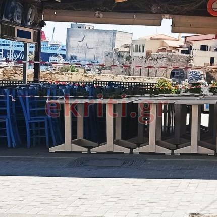 Στοιβαγμένα τα τραπεζοκαθίσματα