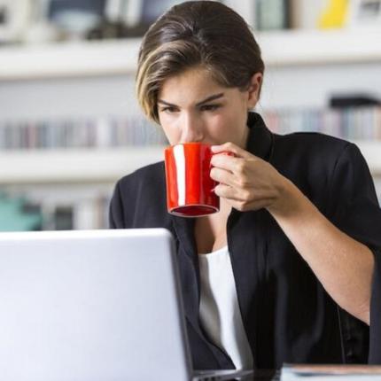 γυναίκα πινει καφέ στην δουλειά.jpg
