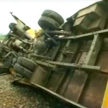 Ινδία: Σύγκρουση τρένου με σχολικό λεωφορείο, δεκάδες νεκρά παιδιά