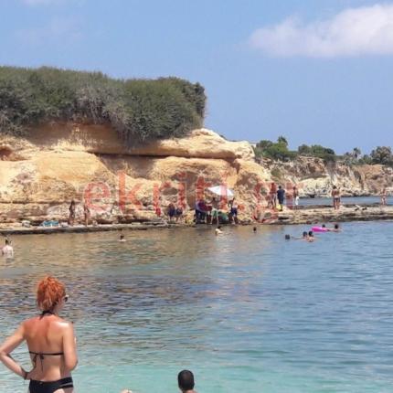 Το σημείο άπ όπου κατεβαίνουν οι λουόμενοι είναι ιδιαίτερα απότομο και επικίνδυνο.