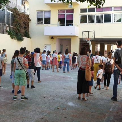 Αποστάσεις και μάσκες από εκπαιδευτικούς, μαθητές και γονείς.