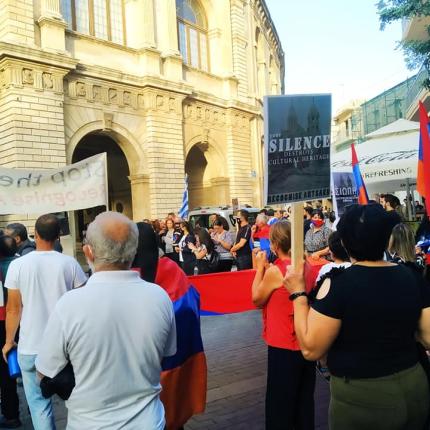 Η συγκέντρωση πραγματοποιήθηκε έξω από το δημαρχείο του Ηρακλείου.