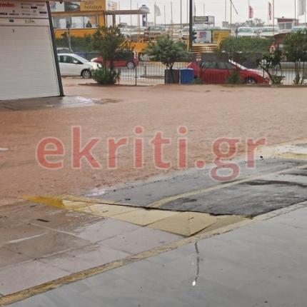 Τα νερά έφτασαν μέχρι τα κτίρια του αερολιμένα.