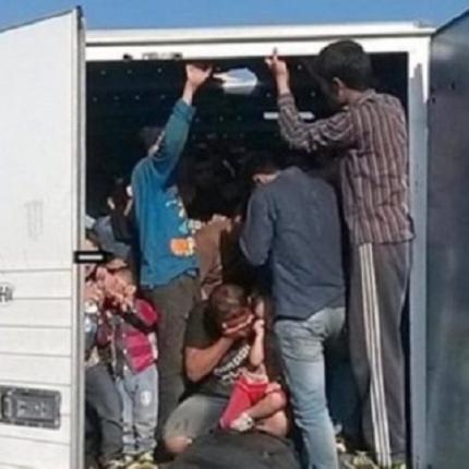 Πρόσφυγες βρέθηκαν κλειδωμένοι σε νταλίκα – ψυγείο .jpg