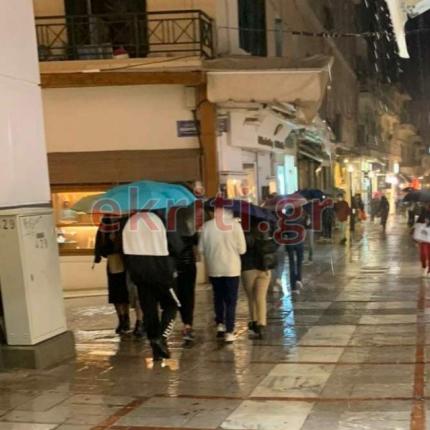 Ούτε η βροχή δεν πτόησε τους καταναλωτές.