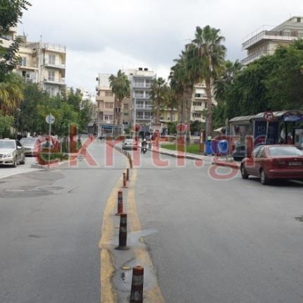 Η πλατεία Κορνάρου άδεια από οχήματα και πεζούς.