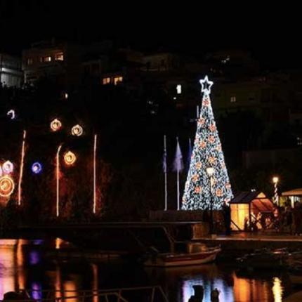 Χωρίς κόσμο η φωταγώγηση του δέντρου στον Άγιο Νικόλαο