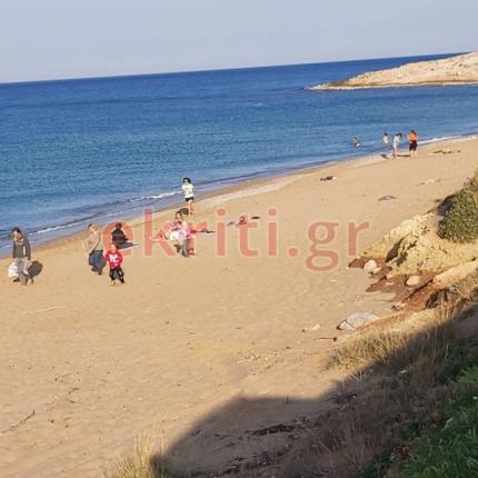 Γέμισε κόσμο η παραλία του Τομπρούκ