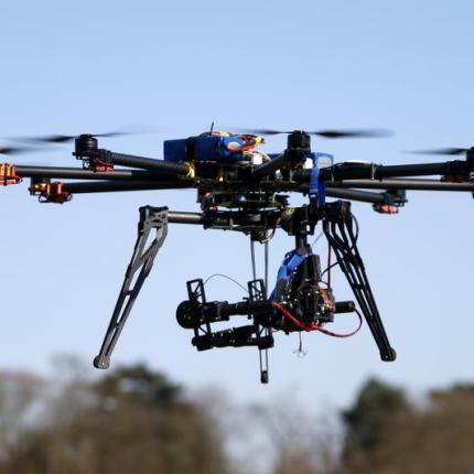Drones έκοβαν βόλτες στο Παρίσι κατά τη διάρκεια της νύχτας