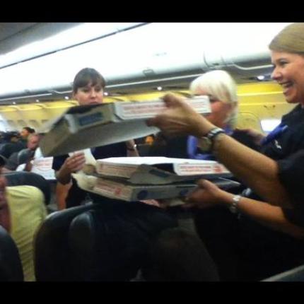 ΗΠΑ: Πιλότος παρήγγειλε πίτσες για να ταΐσει τους 160 επιβάτες του!
