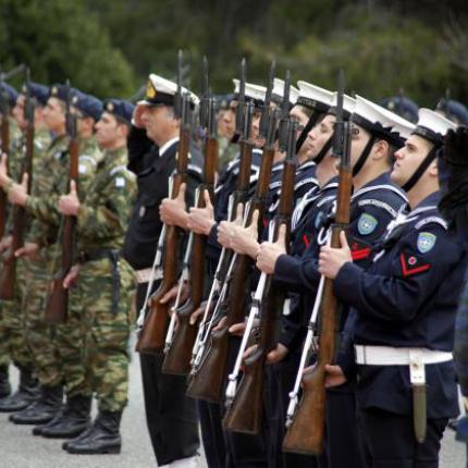 Τέλος Νοεμβρίου οι αυξήσεις στους ένστολους και τα αναδρομικά 
