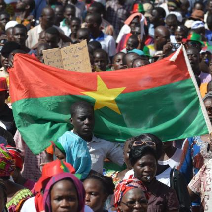 Μπουρκίνα Φάσο: Χιλιάδες διαδηλωτές πυρπόλησαν και λεηλάτησαν το κοινοβούλιο